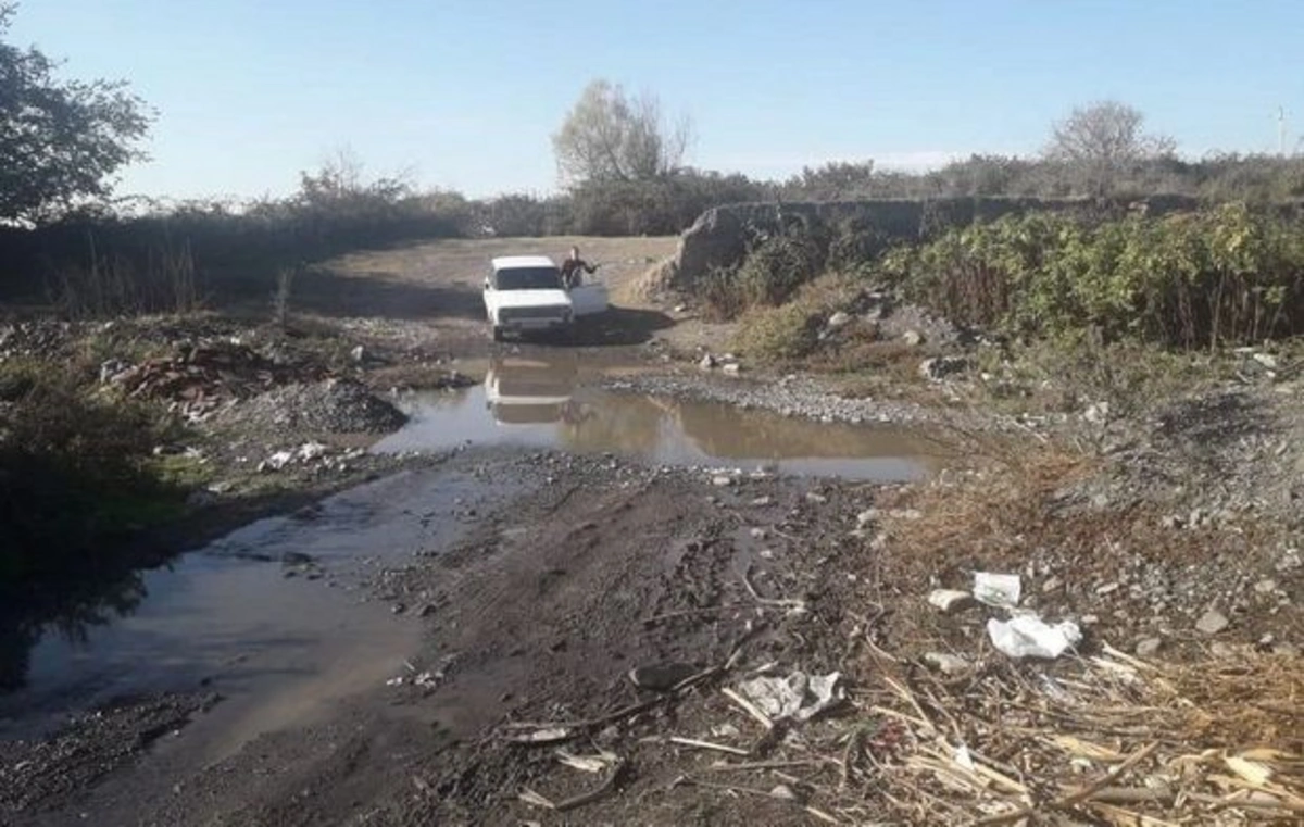 Вынужденные переселенцы в Гахе переходят реку, чтобы попасть домой - ВИДЕО