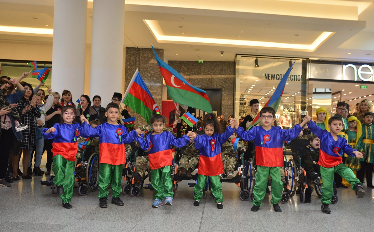 Daun sindromlu və serebral iflicli uşaqlardan Bayraq Günü fləşmobu - FOTO/VİDEO