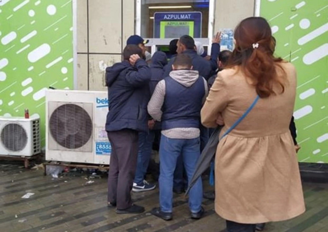 В Баку появились автоматы, раздающие деньги в долг