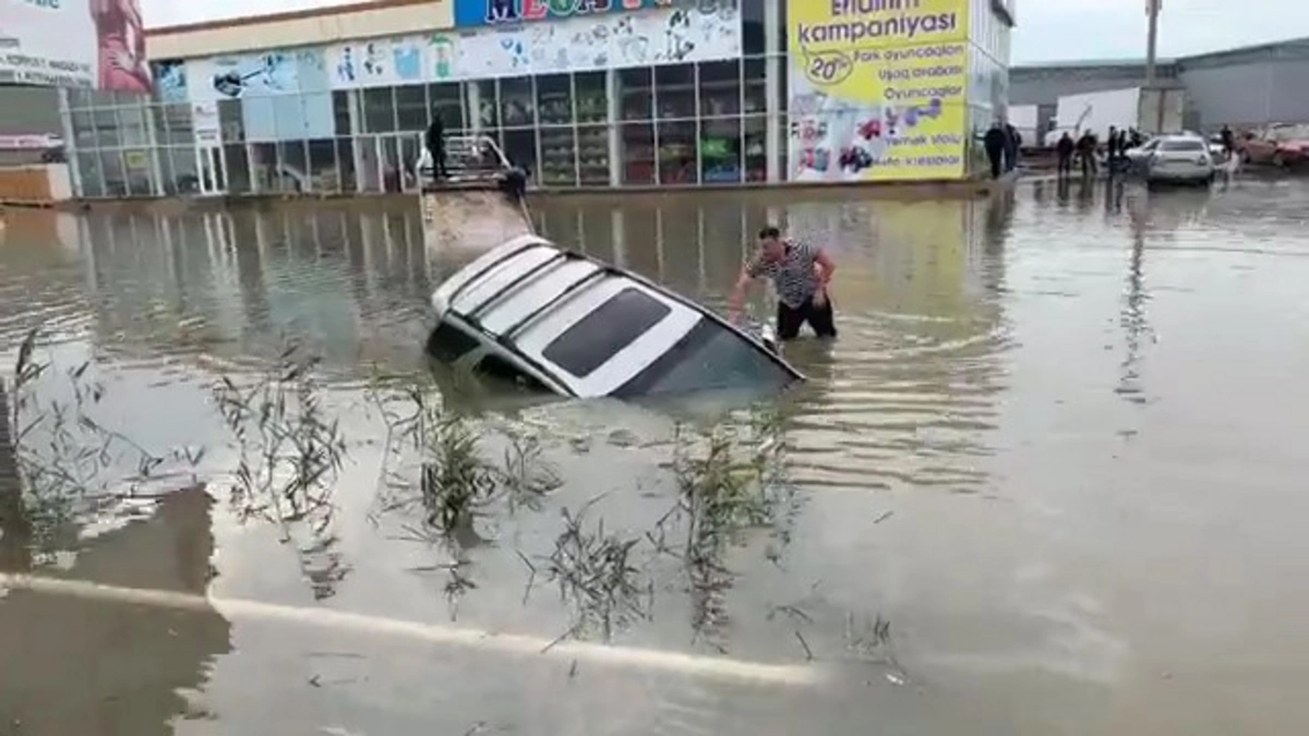 Bakıda ticarət mərkəzini su basdı: maşın suya qərq oldu - VİDEO