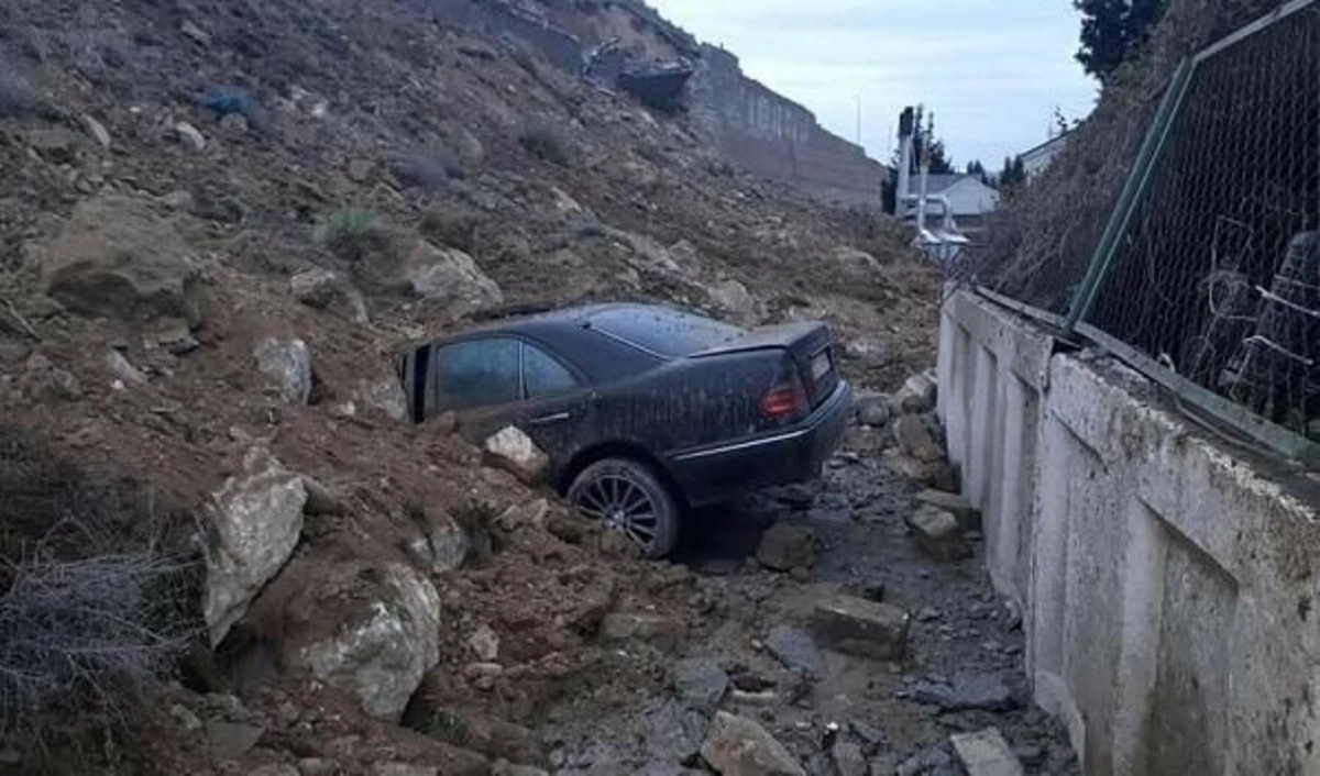 Во время оползня на Бибиэйбате машину засыпало землей