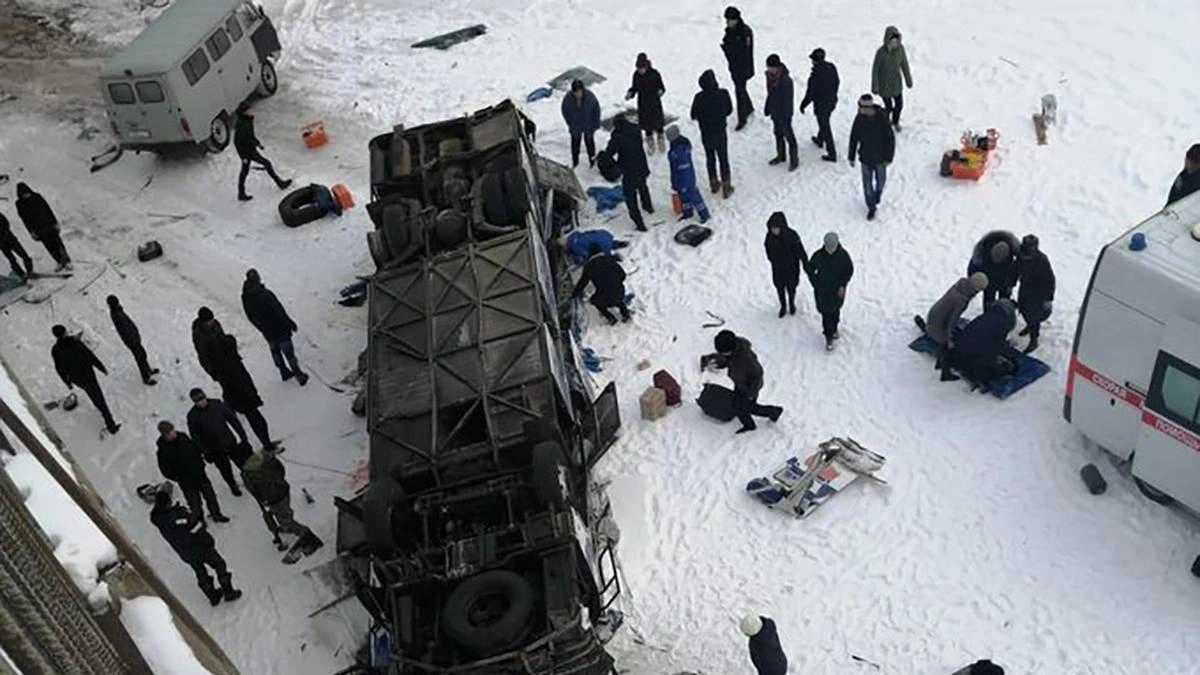 В России автобус упал с моста в реку, погибли 20 человек - ВИДЕО