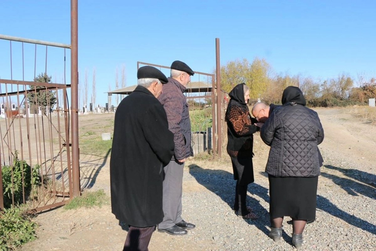 Şəmkirin icra başçısı küçəyə çıxıb insanların əlindən öpür - FOTO