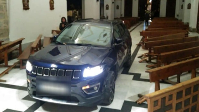 Водитель авто протаранил храм в Испании, пытаясь "укрыться от дьявола"
