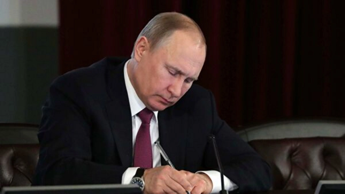 Putin hökumətin istefası ilə bağlı fərman imzalayıb