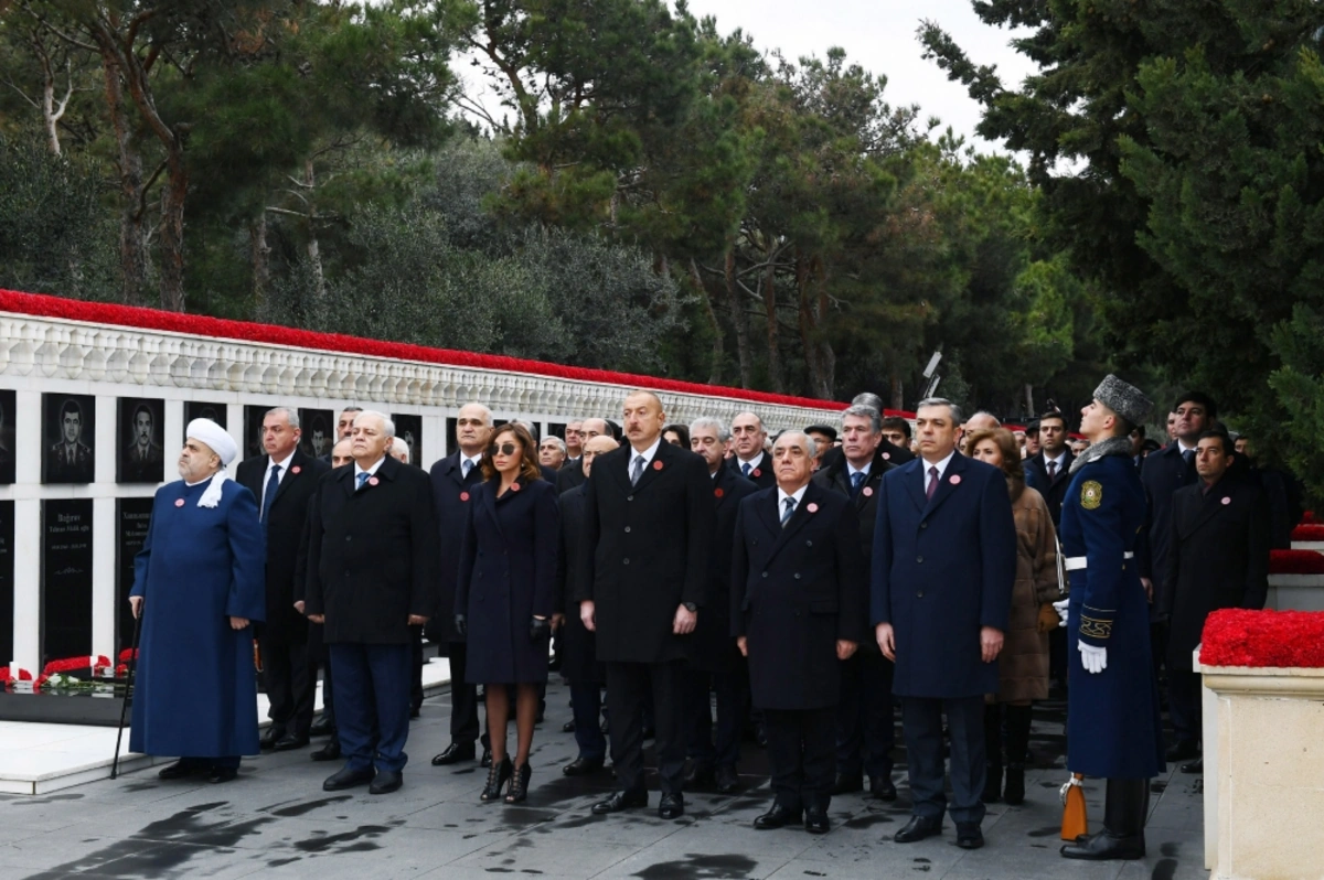 İlham Əliyev və Mehriban Əliyeva Şəhidlər xiyabanını ziyarət ediblər - FOTO