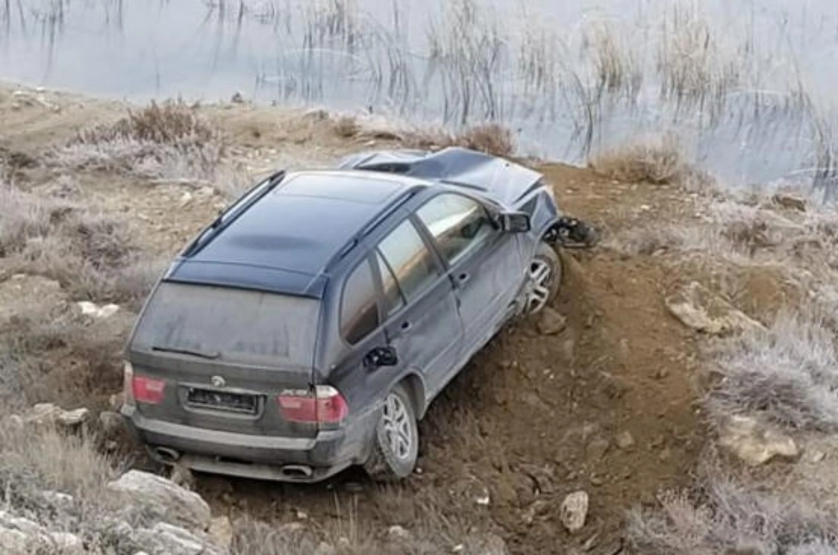 Bakıda qəza: “BMW X5” dərəyə yuvarlandı - VİDEO