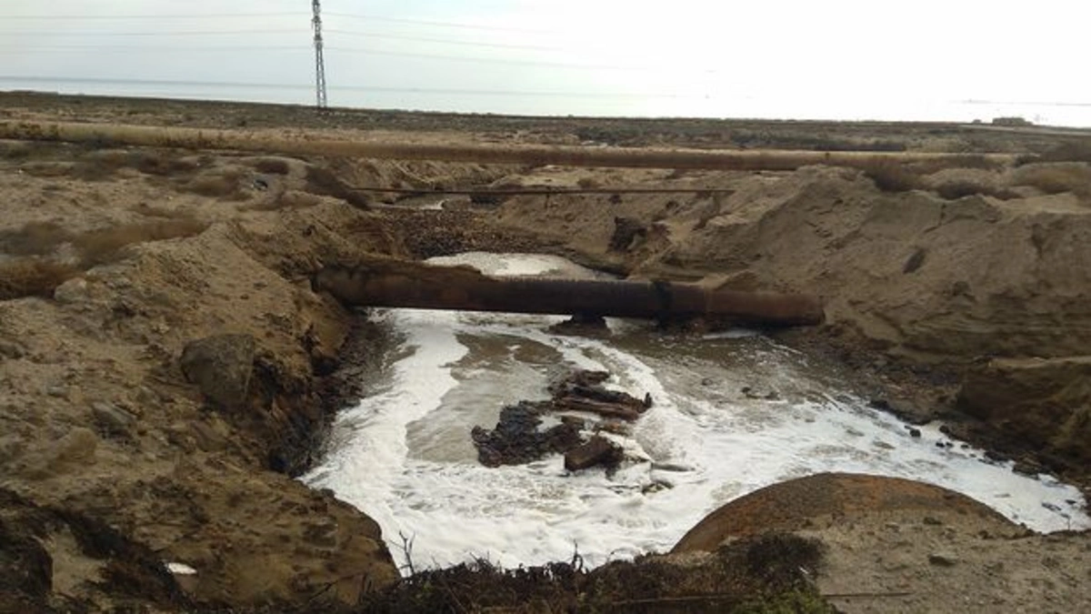 В одном из поселков Баку сточные воды и пластик сбрасываются в море - ФОТО/ВИДЕО