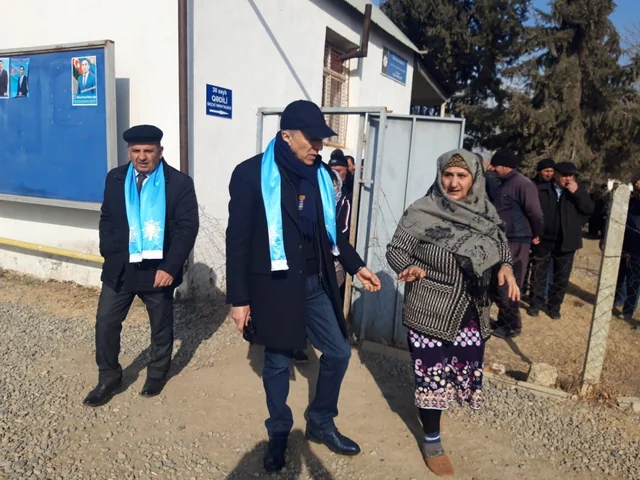 Nizami Səfərov seçiciləri ilə görüşlər keçirir - FOTO