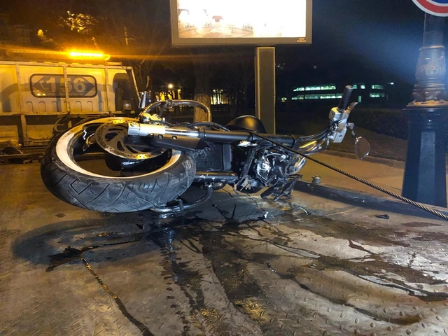 В Баку мотоцикл врезался в дерево: есть пострадавший - ВИДЕО