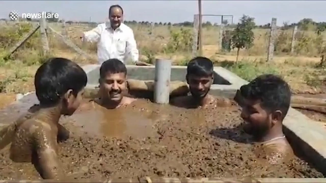 В Индии люди принимают навозные ванны в целях защиты от вирусов – ВИДЕО