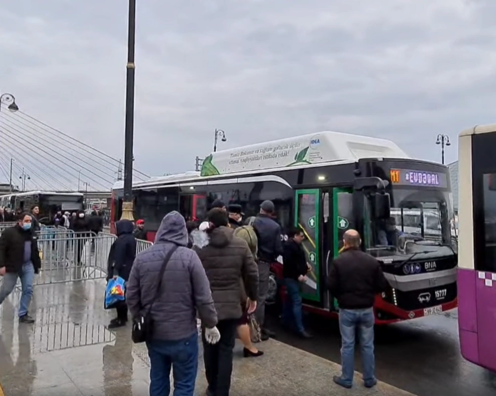 Bakıda ekspress avtobuslarda sərnişin sıxlığı - VİDEO