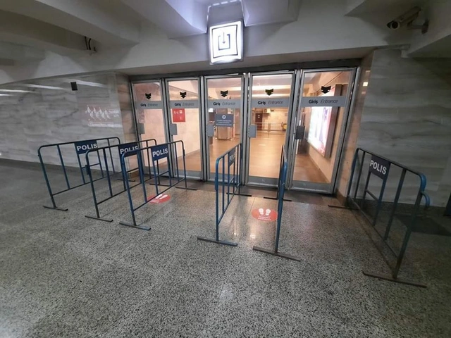 Bakı metrosunda xüsusi arakəsmələr quraşdırıldı - FOTO/VİDEO