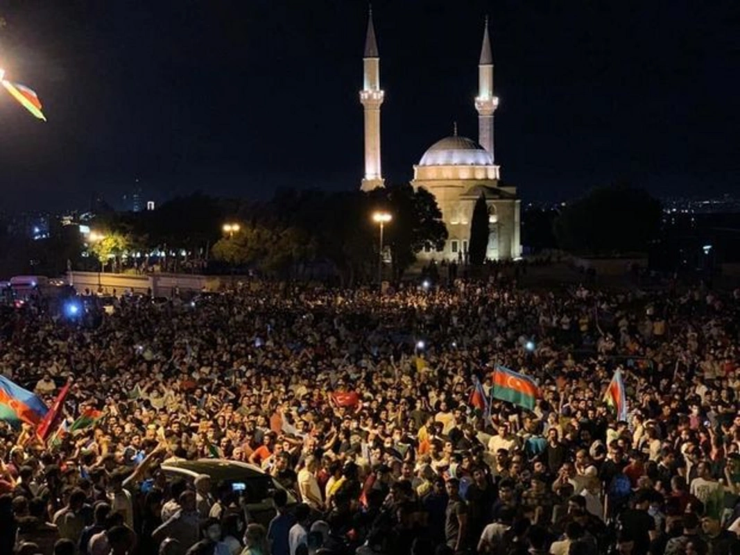 В Баку продолжается митинг в поддержку армии