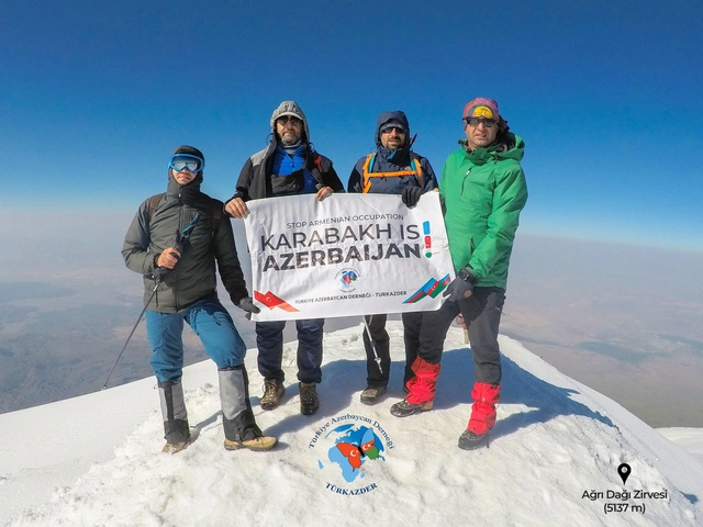 На вершине Агрыдага развернут плакат "Карабах - это Азербайджан!"