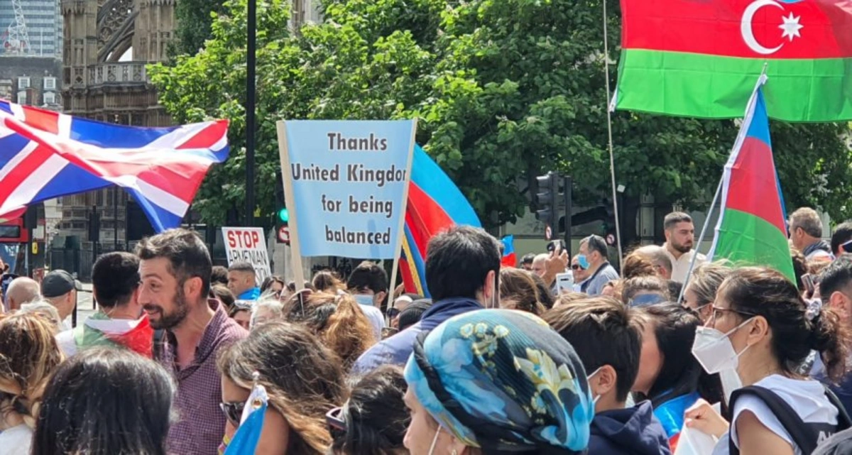 Həmyerlimiz Londonda dinc aksiya zamanı ermənilərin təxribatlarından danışdı – FOTO/VİDEO