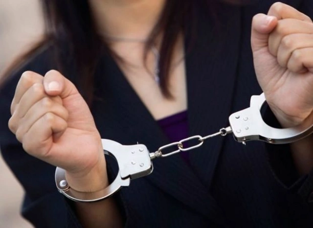 В Баку задержана женщина, пытавшаяся передать наркотики арестованному сыну