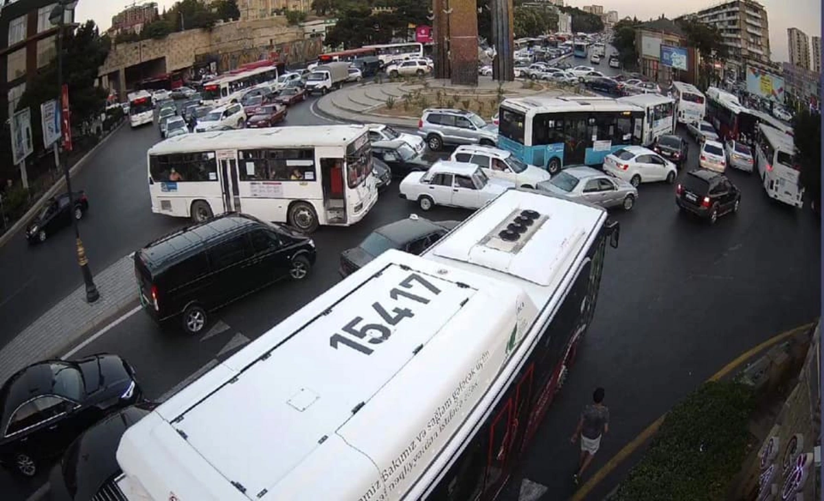 “Neftçilər” metrostansiyasının yaxınlığında nəqliyyatın hərəkəti dayanıb - FOTO