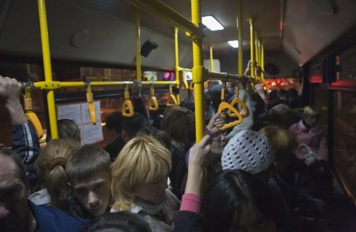 В Баку возросла плотность пассажиров в автобусах: Граждане не носят маски и не соблюдают дистанцию - ФОТО