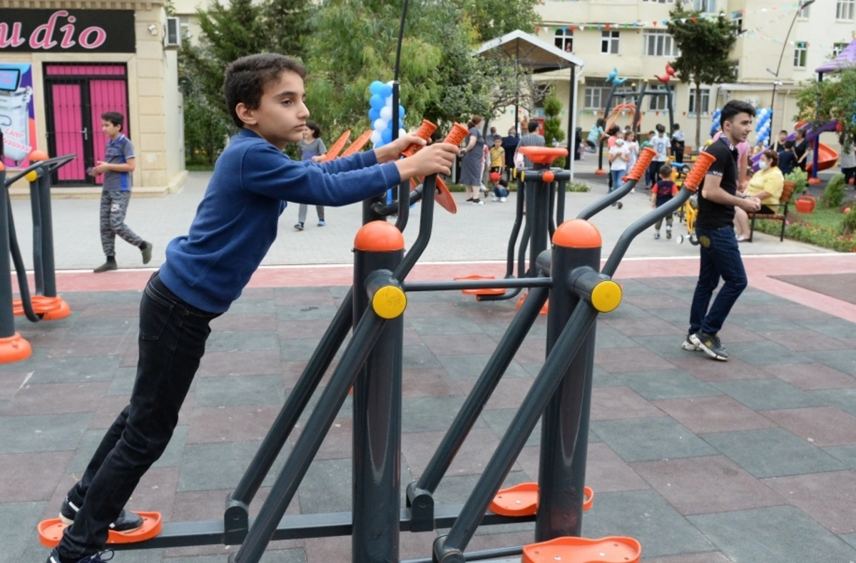 Bakıda abadlaşdırılan növbəti həyətlər sakinlərin istifadəsinə verilib - FOTO