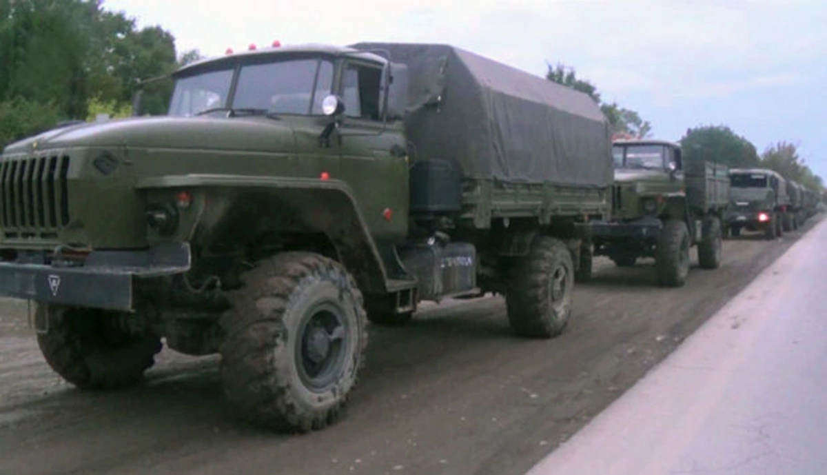 Армянские военнослужащие бросают технику, убегая с поля боя – ВИДЕО