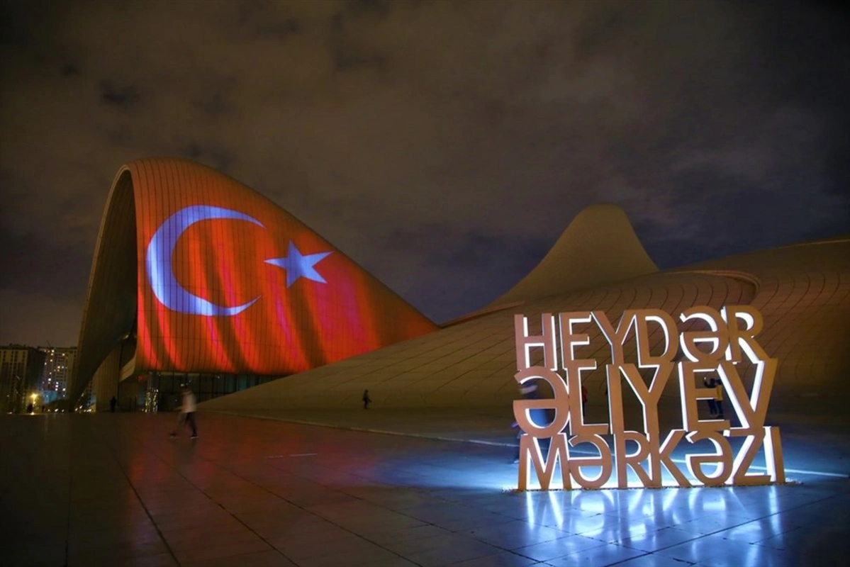 Heydər Əliyev Mərkəzi və Bakı Olimpiya Stadionu Türkiyə bayrağına büründü  - FOTO