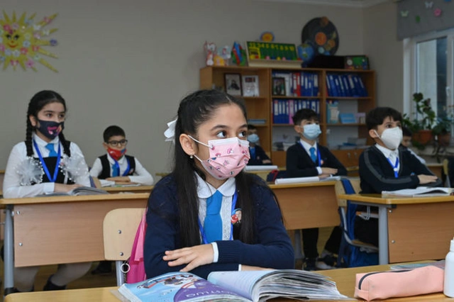 В Баку возобновлены очные занятия в школе, закрытой из-за коронавируса