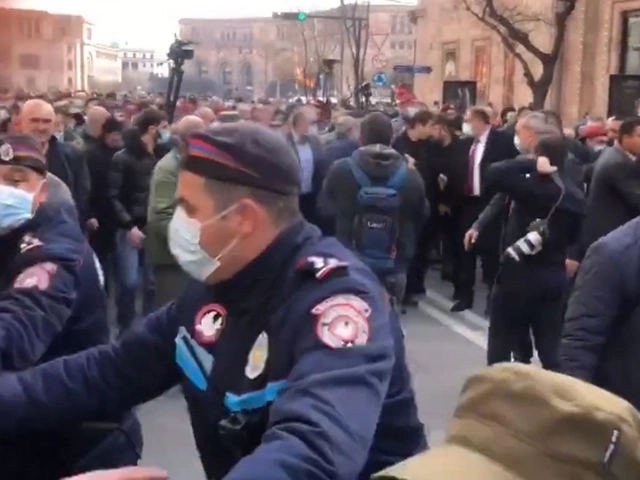 В Армении родные без вести пропавших продолжают держать в блокаде здание Минобороны
