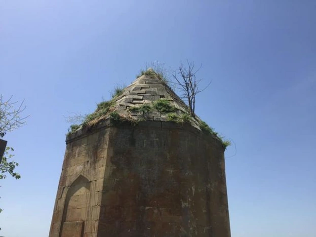 Памятник XVII века в Шамахинском районе зарастает травой - ФОТО