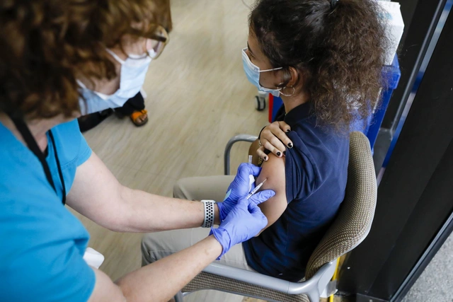 Yaponiya 12 yaşlı uşaqlara vaksin vurulmasını təsdiqləyə bilər