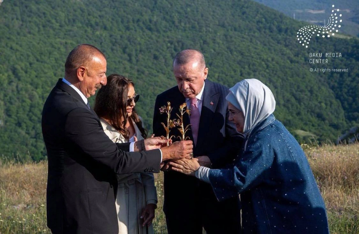 Bakı Media Mərkəzi İlham Əliyev və Rəcəb Tayyip Ərdoğanın Şuşa səfərindən görüntülər yayımlayıb – FOTO/VİDEO