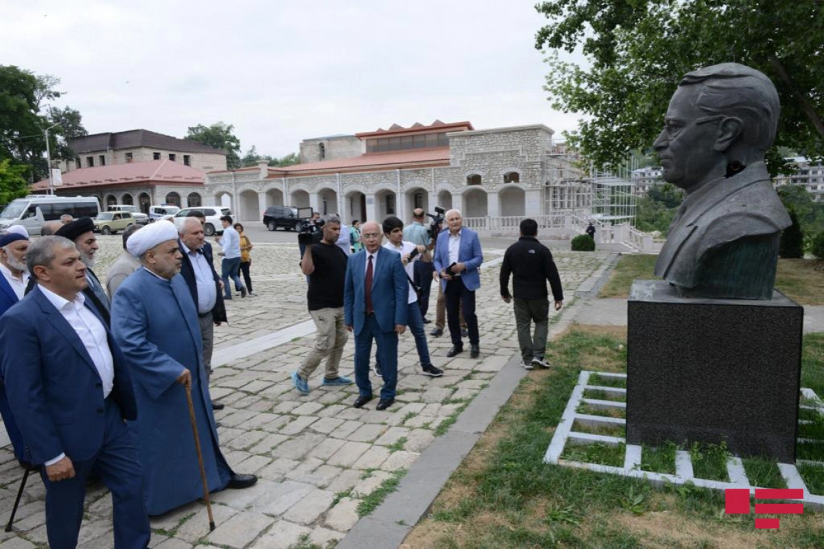 Dini konfessiya rəhbərləri Şuşada Üzeyir Hacıbəyli, Bülbül və Natəvanın “güllələnmiş heykəllər”inə baxıb