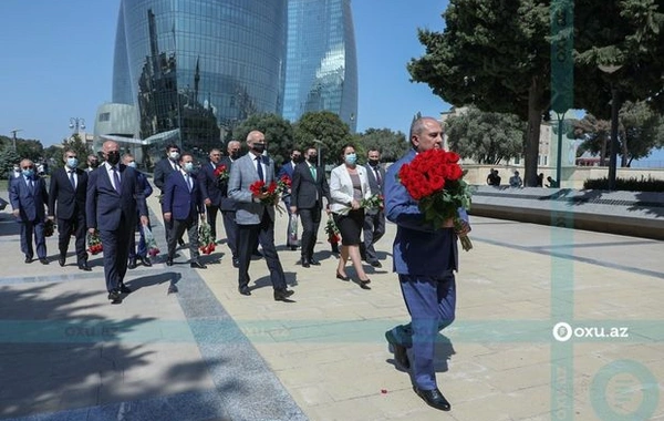 Председатели азербайджанских партий посетили памятник турецким шехидам - ФОТО