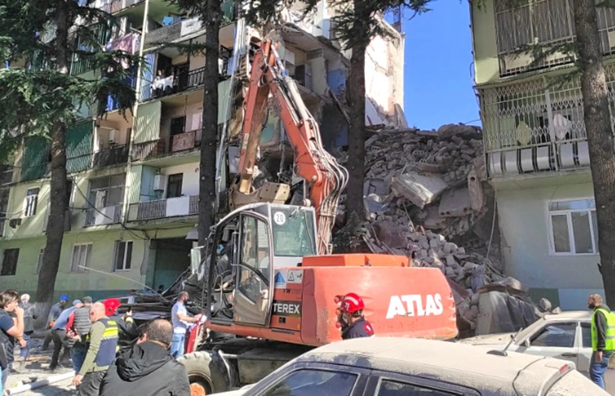 Gürcüstanda uçmuş binanın dağıntıları altından uşağın xilas edilmə anı - YENİLƏNİB + FOTO/VİDEO