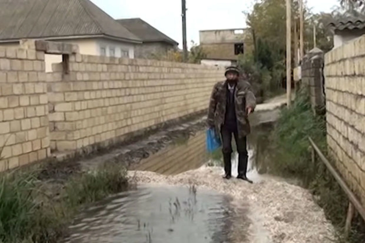 В Астаре дождевая вода затопила дворы и подвалы домов - ВИДЕО