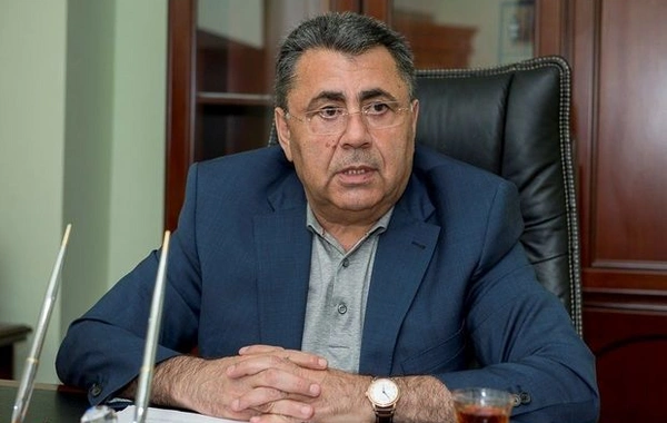 Депутат - брат шейха наказал своего водителя из-за публикации в Facebook - ФОТО