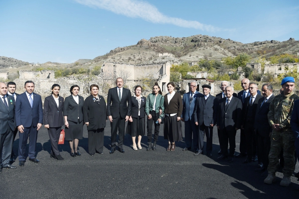 Prezident İlham Əliyev və Mehriban Əliyeva Qubadlı rayon ictimaiyyətinin nümayəndələri ilə görüşüblər - FOTO