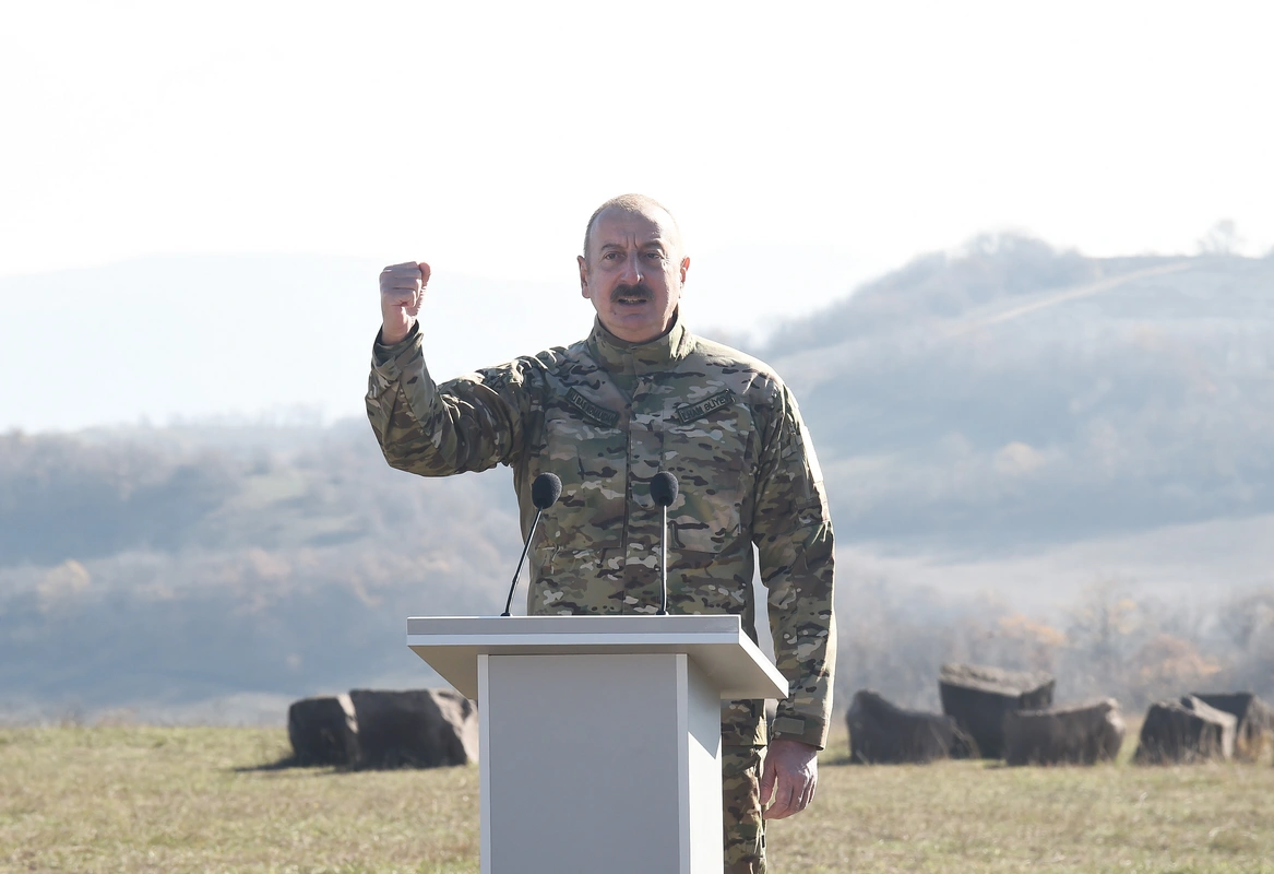 İlham Əliyev Şuşada hərbçilər qarşısında çıxış etdi - YENİLƏNİB + FOTO