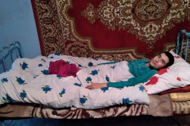 Прикованный к постели молодой человек с врожденным пороком сердца просит о помощи - ФОТО