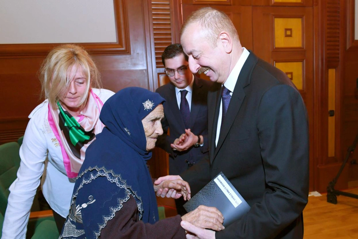 Prezidentlə səmimi görüşü yaddaşlarda qalan şəhid anası vəfat etdi - FOTO/VİDEO