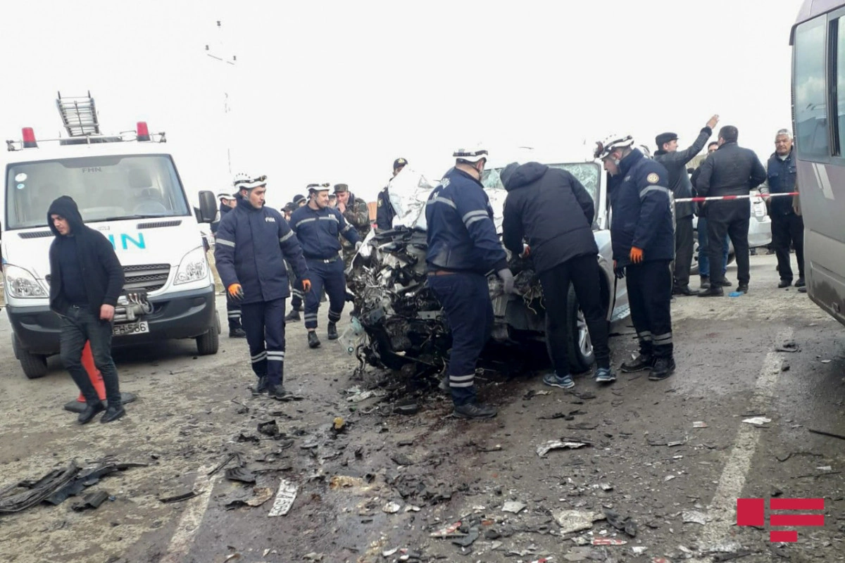 Sumqayıtda mikroavtobus minik avtomobili ilə toqquşub: Ondan artıq yaralı var - YENİLƏNİB + FOTO/VİDEO