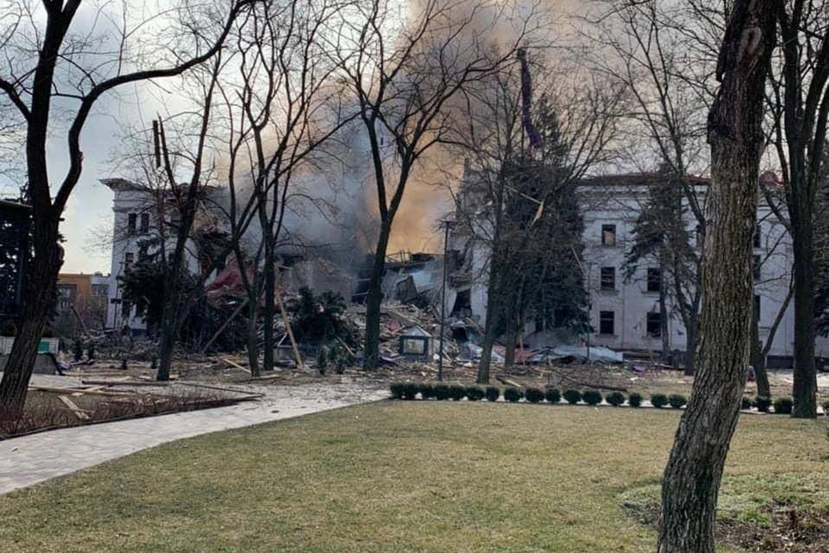 Ombudsman: “Mariupolda bombalanan teatrın zirzəmisində 1300 nəfər qalıb” - FOTO