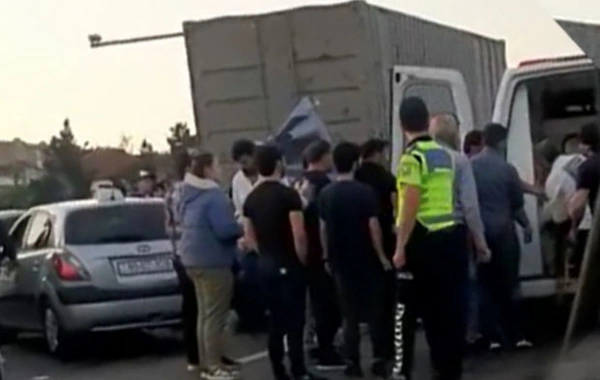На трассе Баку - Сумгайыт Prius врезался в грузовик: есть погибший - ОБНОВЛЕНО + ВИДЕО