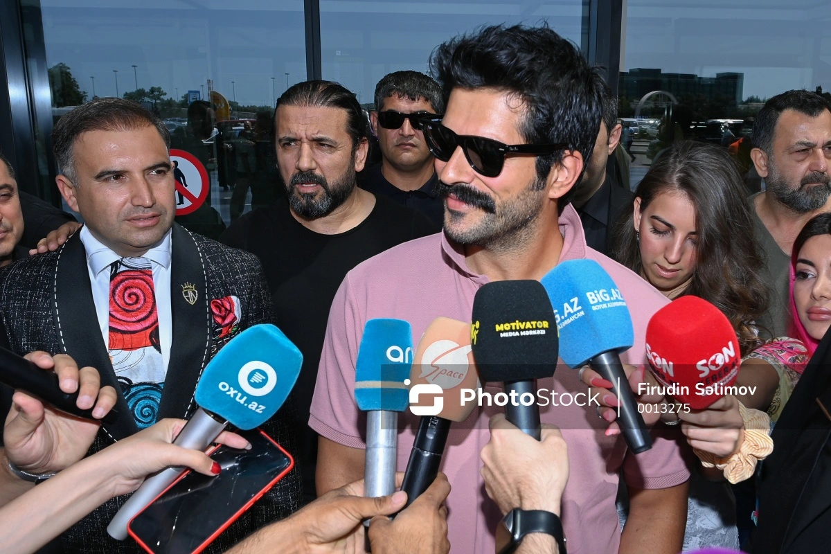 Burak Özçivit Bakıya gəldi: “Sizin məşhurlar arasında ən çox tanıdığım Zabitdir” - FOTO/VİDEO