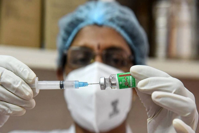 Тысячам индийцев ввели физраствор вместо вакцины от COVID-19