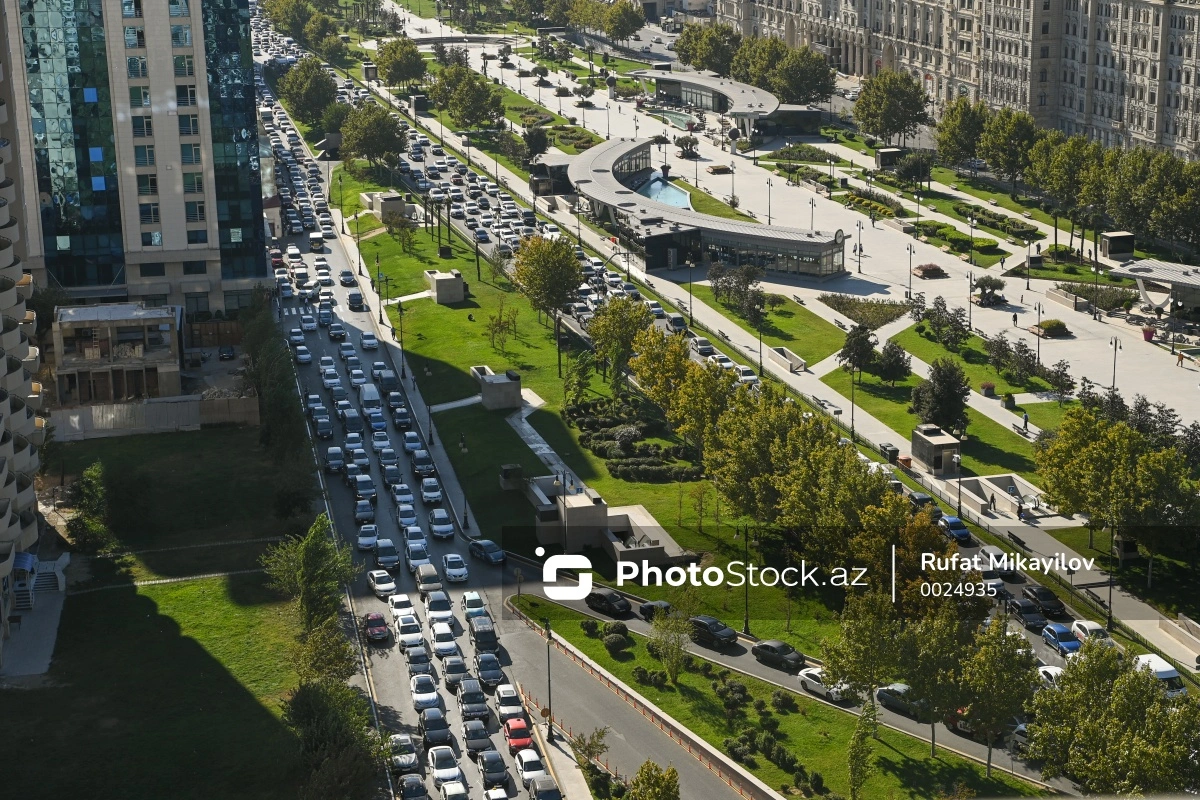 Bakının mərkəzində avtomobillərin hərəkəti iflic oldu - FOTO