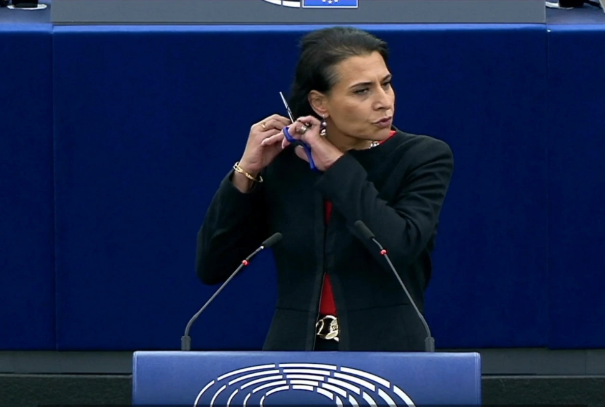 Депутат Европарламента отрезала себе волосы в знак поддержки протестов в Иране - ВИДЕО