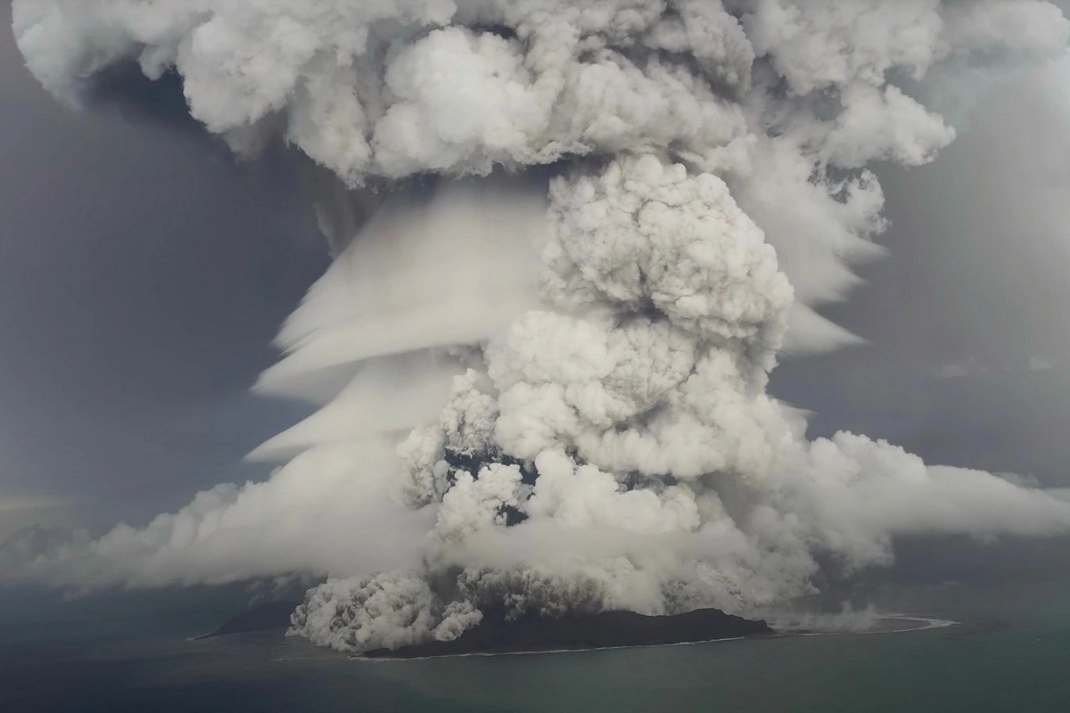 Извержение вулкана Тонга вызвало обильное цветение океана - ФОТО/ВИДЕО
