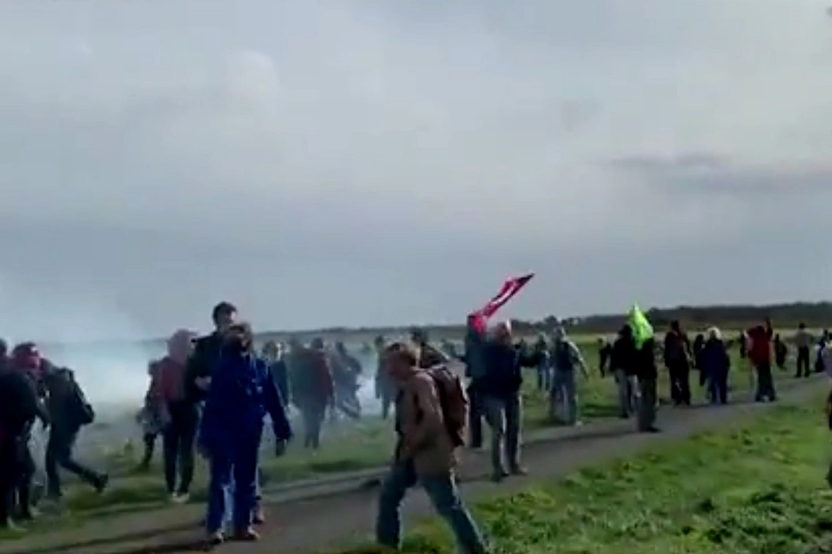 Fransada mitinq zamanı polisə “Molotov kokteyli” atdılar - VİDEO