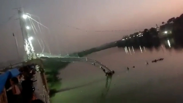Число погибших при обрушении моста в Индии превысило 90 человек - ОБНОВЛЕНО + ВИДЕО